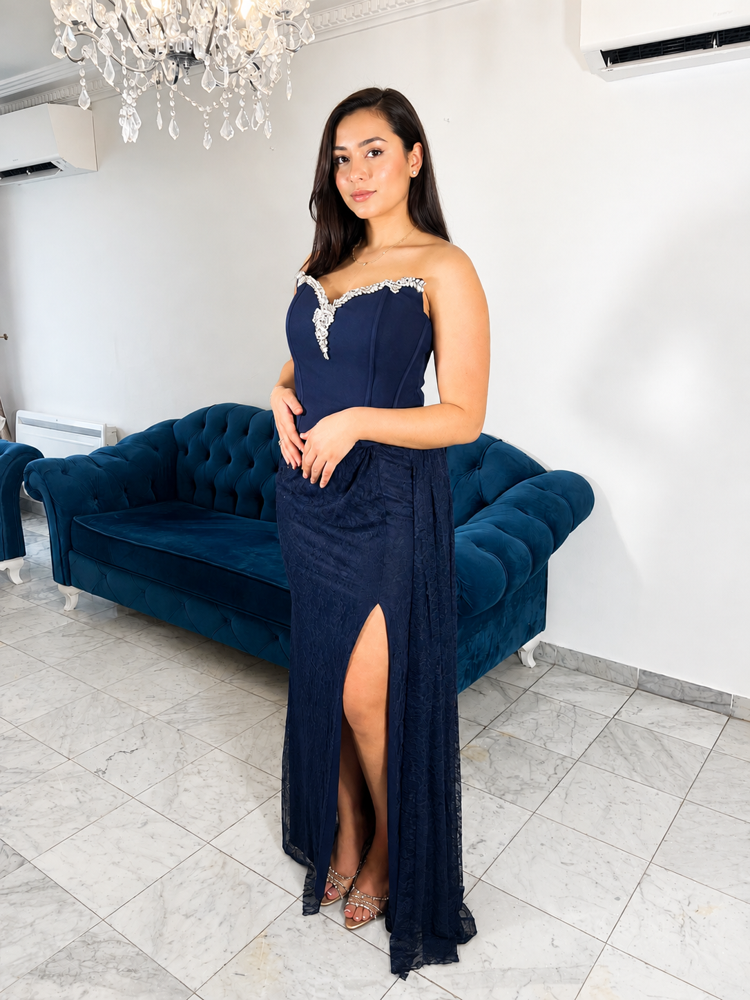 Robe bustier bleu marine Victoria en dentelle avec décolleté orné de strass – IC Dress