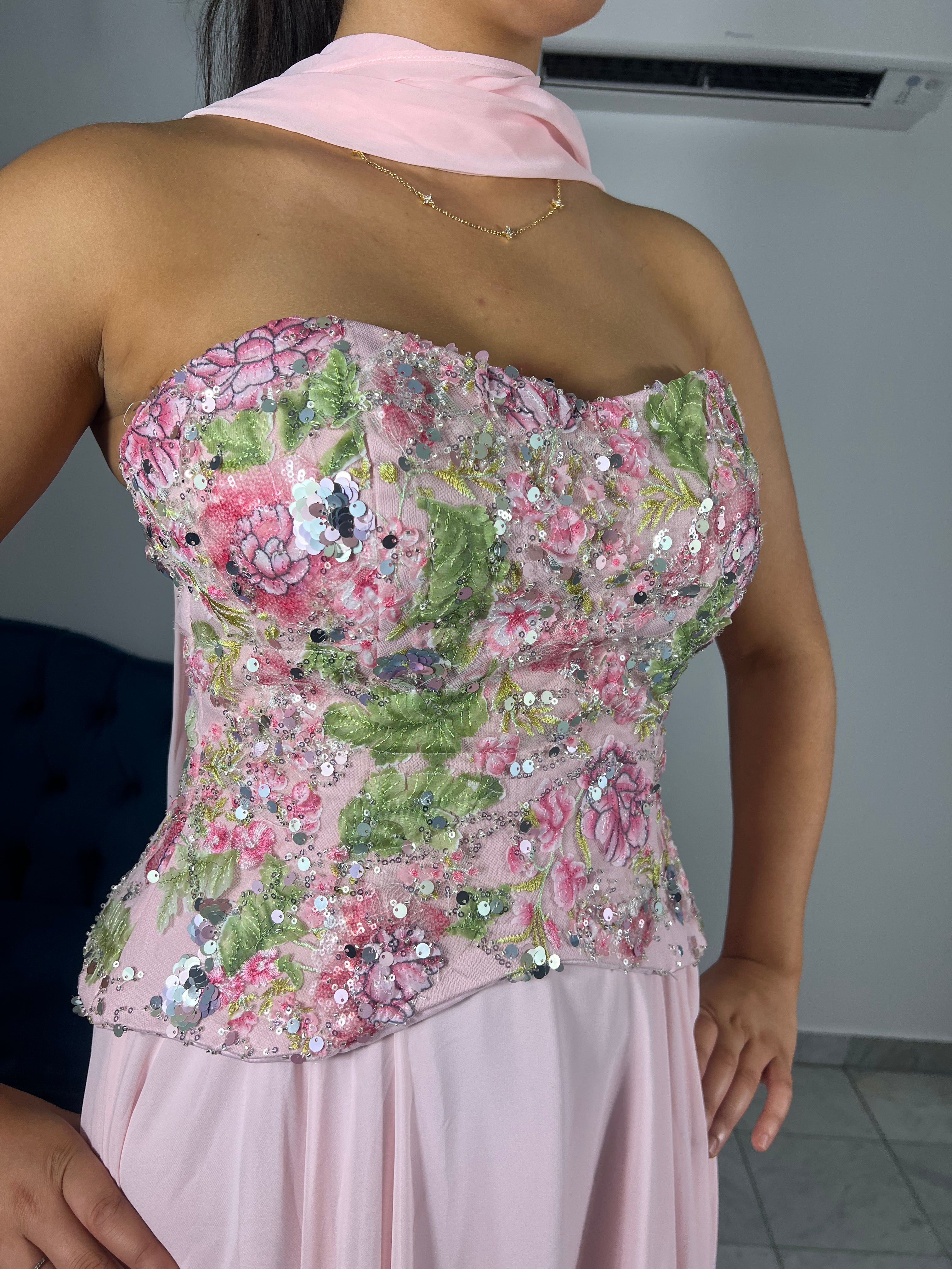 Détail du bustier brodé de fleurs de la robe rose Rosalie – IC Dress