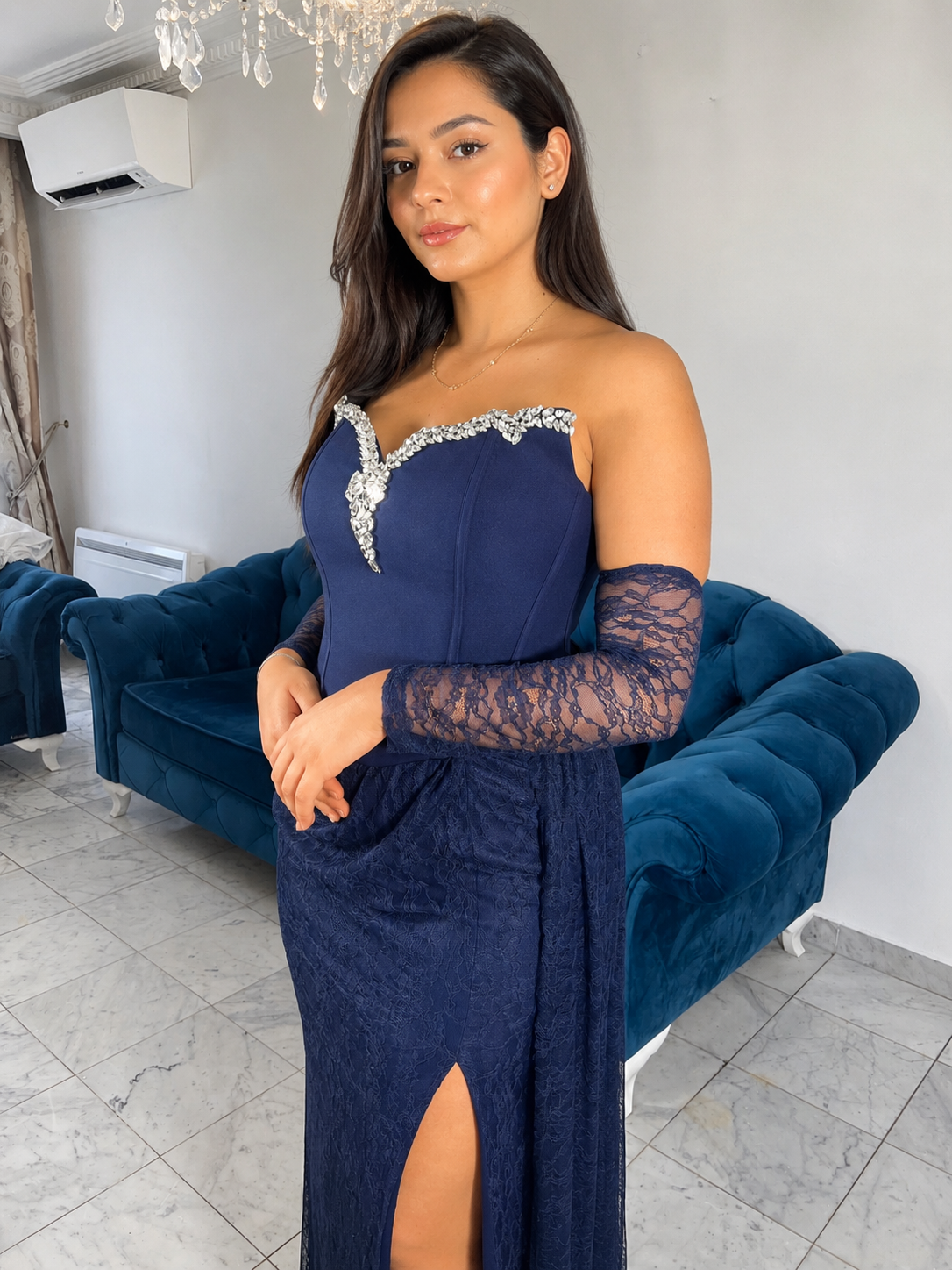 Robe de gala bleu marine Victoria avec fente sur la jambe et gants assortis – IC Dress