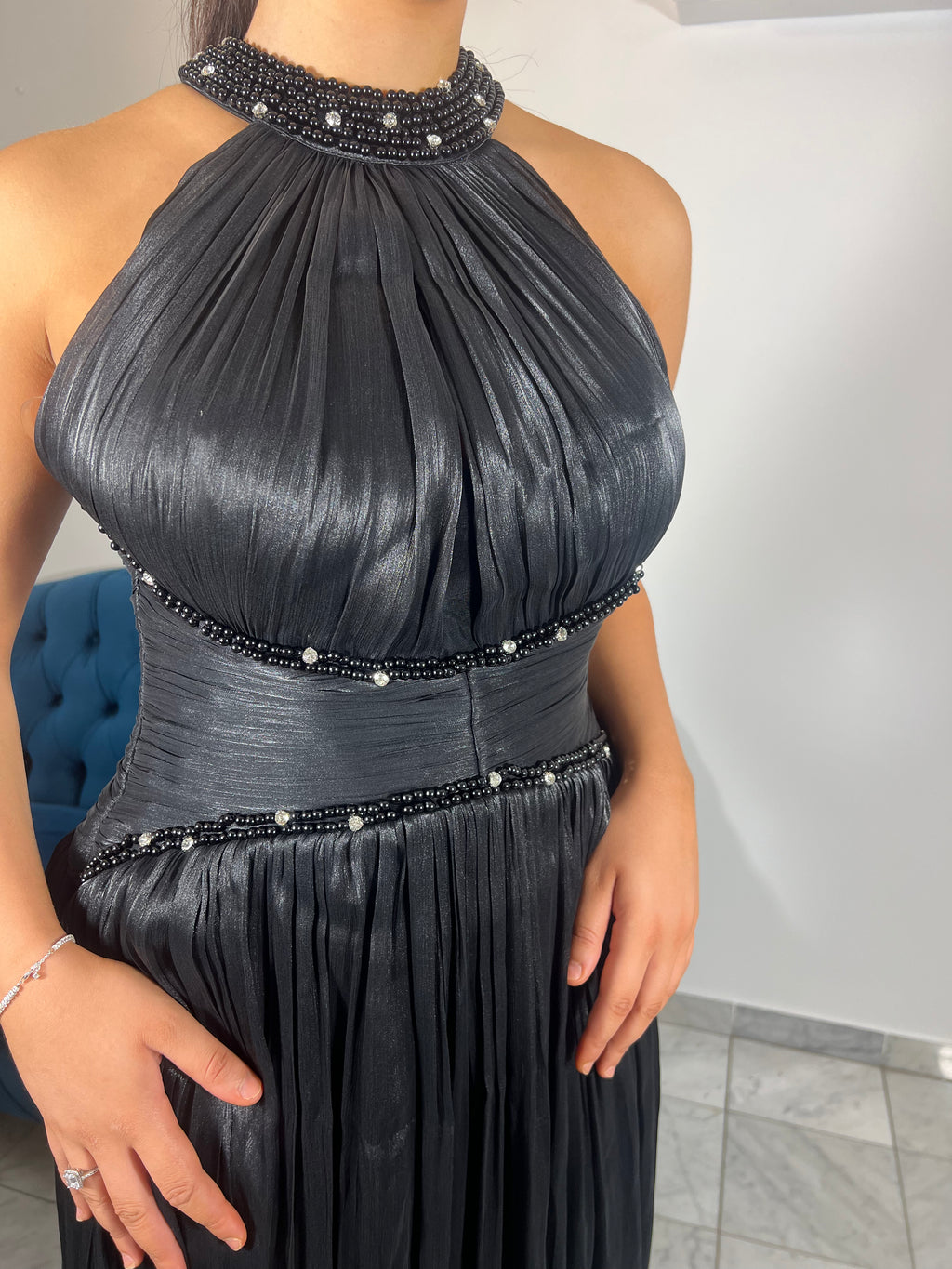 Robe de gala noire longue Olivia en mousseline avec ras-de-cou à strass – IC Dress