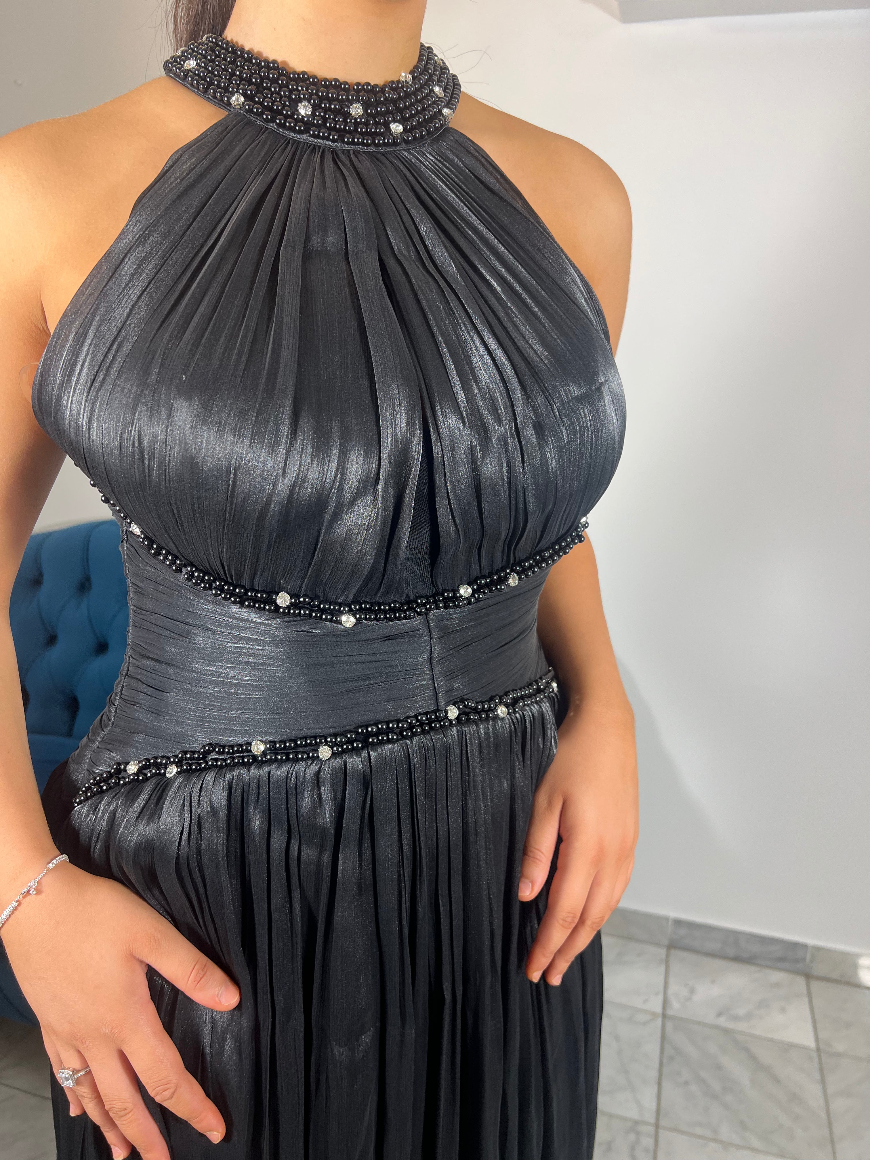 Robe de gala noire longue Olivia en mousseline avec ras-de-cou à strass – IC Dress