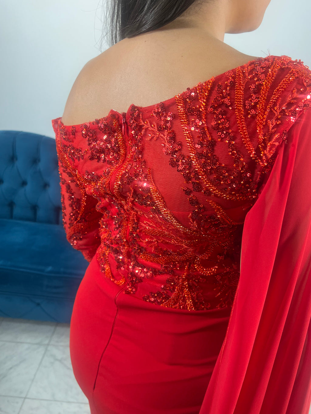 Robe de gala rouge Elena avec décolleté travaillé en dentelle – IC Dress