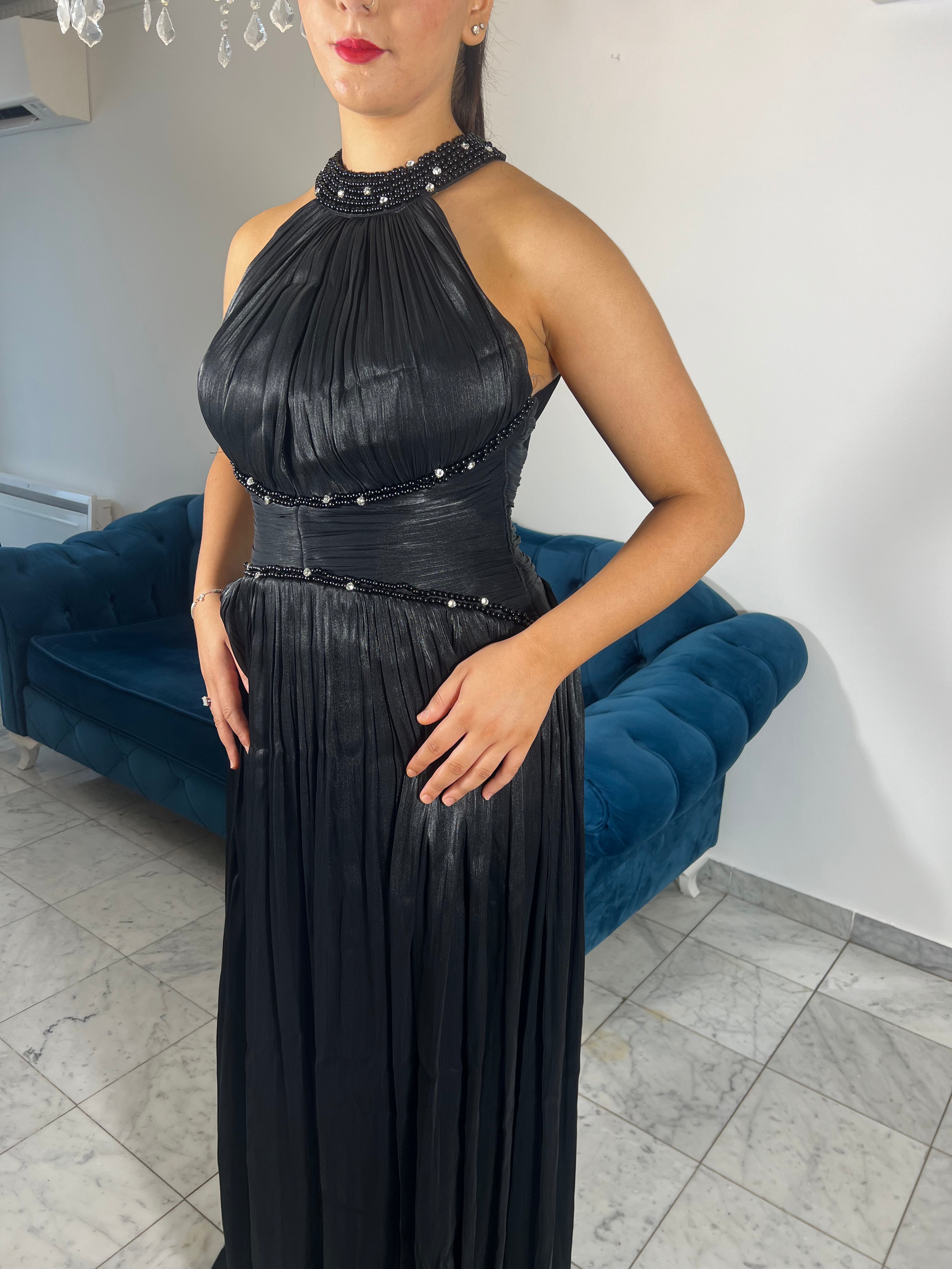 Robe longue noire élégante Olivia avec ras-de-cou orné de strass – IC Dress