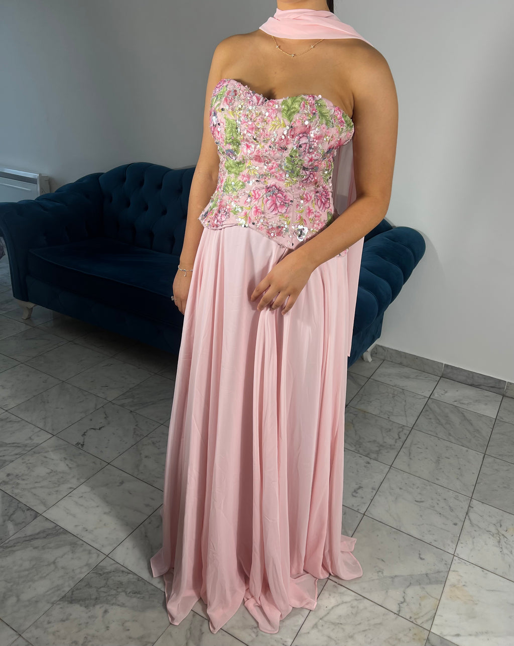 Robe rose longue Rosalie avec corsage à fleurs multicolores et étole assortie – IC Dress