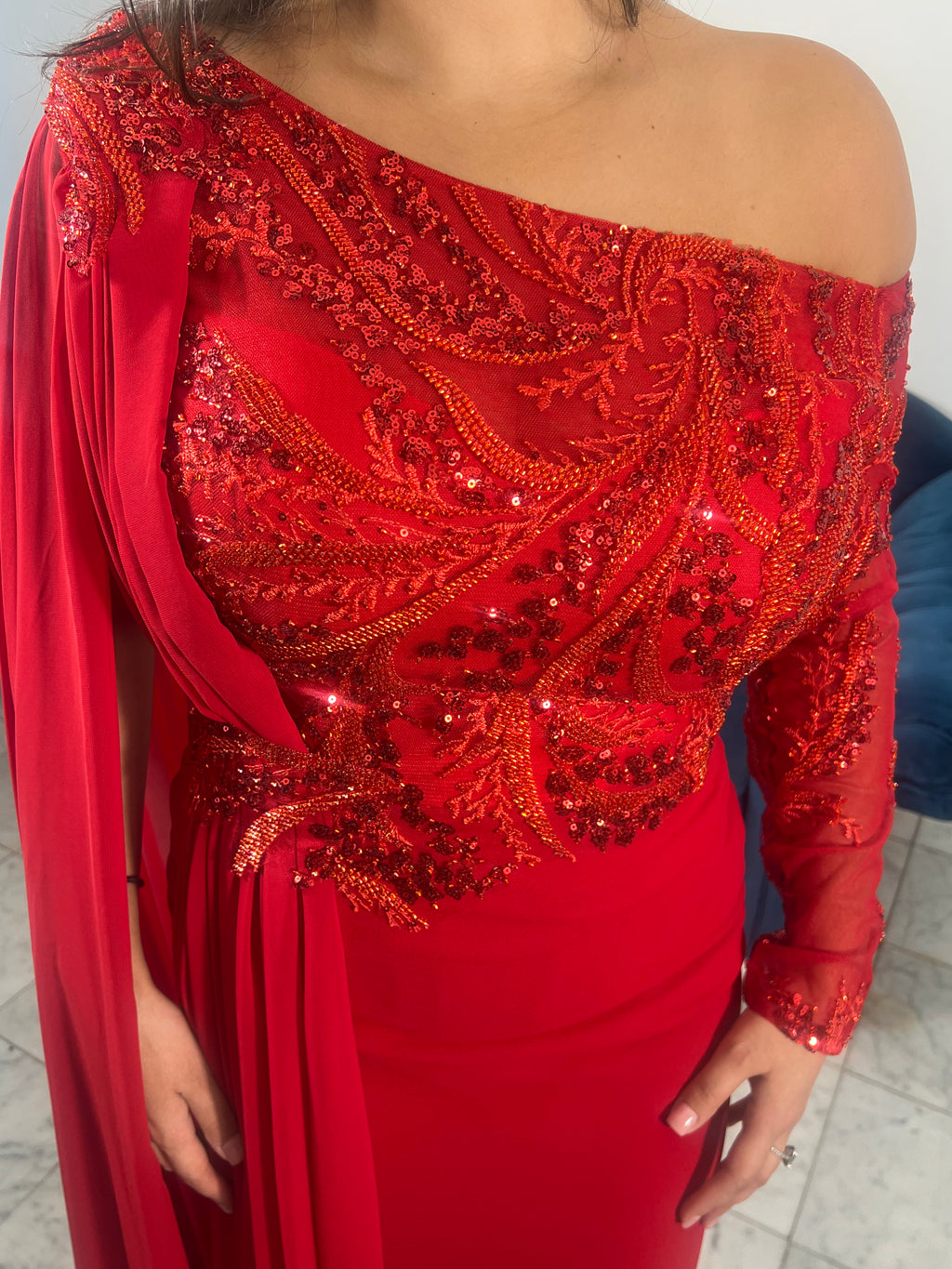 Robe rouge Elena avec dentelle, drapé fluide et manches asymétriques – IC Dress
